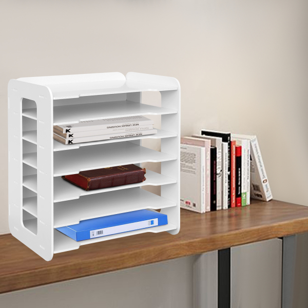 Bureau en bois blanc à 7 niveaux, organiseurs et accessoires, corbeille à courrier, trieur de papier, classeur et porte-documents.
