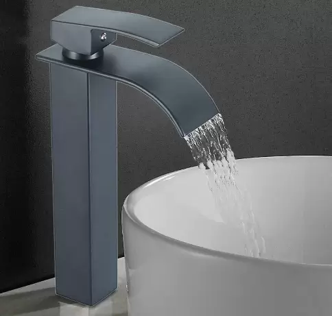 Robinet de salle de bain en laiton chromé avec poignée noire