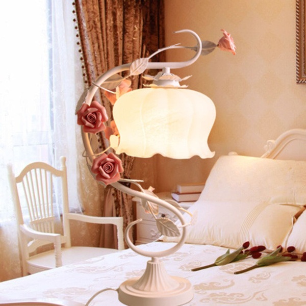 Lampe de Chevet Chambre, Lampe de chevet design, Lampe de Table Florale en Métal, Lampe de table pastorale créative, Motif de fleurs de simulation