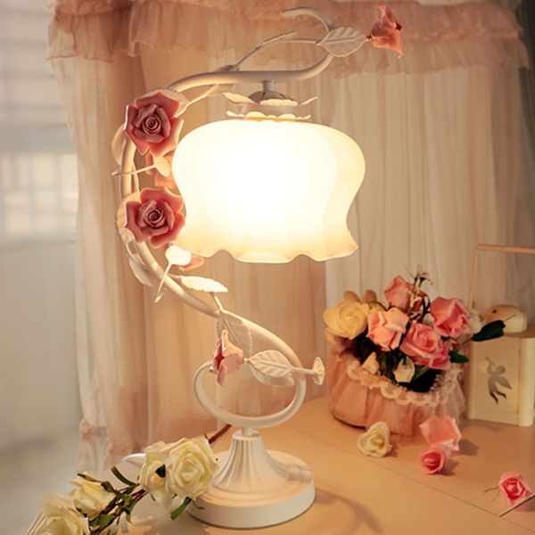 Lampe de Chevet Chambre, Lampe de chevet design, Lampe de Table Florale en Métal, Lampe de table pastorale créative, Motif de fleurs de simulation